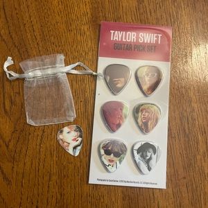 Taylor Swift guitar pick set